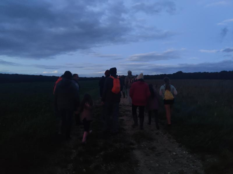 Groupe de personnes sur chemin de campagne au crépuscule