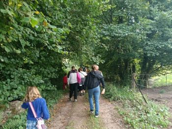 Groupe de personne en balade nature sur un chemin de campagne arboré ©ReNArd